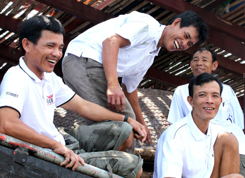 Các thuyền viên cười tươi khi được cứu lên bờ an toàn. Ảnh: Mỹ Giang. Các thuyền viên cười tươi khi được cứu lên bờ an toàn. Ảnh: Mỹ Giang.