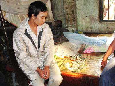Công an huyện Diên Khánh bắt giữ đối tượng Phan Hoàng Thạch (sinh năm 1990, trú thôn Thanh Minh 1, xã Diên Lạc, huyện Diên Khánh, Khánh Hòa) về tội trồng, buôn bán trái phép cần sa. Công an huyện Diên Khánh bắt giữ đối tượng Phan Hoàng Thạch (sinh năm 1990, trú thôn Thanh Minh 1, xã Diên Lạc, huyện Diên Khánh, Khánh Hòa) về tội trồng, buôn bán trái phép cần sa.