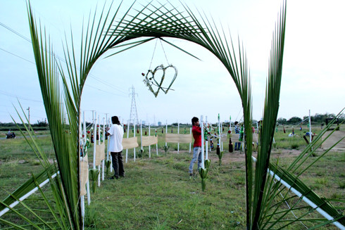 Hôn trường được thiết kế giản dị bằng lá dừa, hoa cỏ, vỏ chai bia... Ảnh: Thi Trân. Hôn trường được thiết kế giản dị bằng lá dừa, hoa cỏ, vỏ chai bia... Ảnh: Thi Trân.