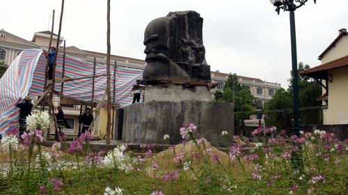 Tượng danh nhân Phan Bội Châu đã được đặt tại công viên 19 Lê Lợi, TP Huế - Ảnh: Thái Lộc Tượng danh nhân Phan Bội Châu đã được đặt tại công viên 19 Lê Lợi, TP Huế - Ảnh: Thái Lộc