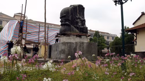 Tượng danh nhân Phan Bội Châu đã được đặt tại công viên 19 Lê Lợi, TP Huế - Ảnh: Thái Lộc Tượng danh nhân Phan Bội Châu đã được đặt tại công viên 19 Lê Lợi, TP Huế - Ảnh: Thái Lộc