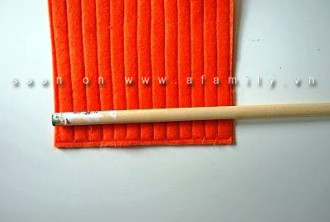 Cắt hai miếng vải dạ hình chữ nhật, miếng to 10cm x 20cm, miếng nhỏ 5cm x 10cm, hoặc to nhỏ hơn tùy ý bạn, miếng to dùng để cuộn vào cán cần câu làm tay nắm cần còn miếng nhỏ cuộn vào đầu cần câu. Sau khi cắt, bạn may các đường thẳng song song mỗi miếng vải hình chữ nhật đó, để giúp cho tay cầm khỏi trơn tuột. Cắt hai miếng vải dạ hình chữ nhật, miếng to 10cm x 20cm, miếng nhỏ 5cm x 10cm, hoặc to nhỏ hơn tùy ý bạn, miếng to dùng để cuộn vào cán cần câu làm tay nắm cần còn miếng nhỏ cuộn vào đầu cần câu. Sau khi cắt, bạn may các đường thẳng song song mỗi miếng vải hình chữ nhật đó, để giúp cho tay cầm khỏi trơn tuột.