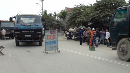 Các “hung thần” bị người dân chặn lại trên đường Hoàng Văn Thái Các “hung thần” bị người dân chặn lại trên đường Hoàng Văn Thái