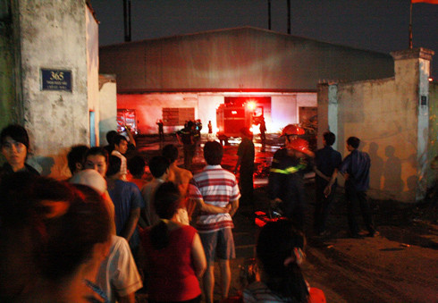 Cảnh sát chữa cháy dập tắt kịp thời vụ hỏa hoạn tại xưởng nhuộm. Ảnh: An Nhơn Cảnh sát chữa cháy dập tắt kịp thời vụ hỏa hoạn tại xưởng nhuộm. Ảnh: An Nhơn