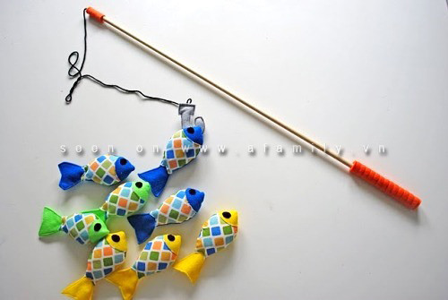 Bạn cần chuẩn bị các nguyên vật liệu như sau: - Vải dạ: màu xám cho lưỡi câu, màu đỏ cho cần câu và các màu sắc khác làm đầu, đuôi cá. - Vải thường cho phần thân cá - 1 que tre nhỏ dài bằng 2/3 sải tay của bé - 1 đoạn dán dính gai (bao gồm cả phần gai dán và bông dán): phần gai để cho vào lưỡi câu, phần bông dán để làm mắt cá - Bông nhồi, keo dán, kim, chỉ hoặc máy may. Lưu ý rằng để làm bộ đồ chơi câu cá này bạn nên dùng vải dạ vì vải dạ có khả năng bắt dính rất tốt vào phần gai của miếng dán dính ta đính trong lưỡi câu. Nếu bạn dùng vải thường thì bé khó “câu” được cá vì như thế chỉ có mỗi phần mắt cá dính được vào lưỡi câu mà thôi. XEM THÊM CÁCH LÀM ÁO PHÔNG CHO BÉ Bạn cần chuẩn bị các nguyên vật liệu như sau: - Vải dạ: màu xám cho lưỡi câu, màu đỏ cho cần câu và các màu sắc khác làm đầu, đuôi cá. - Vải thường cho phần thân cá - 1 que tre nhỏ dài bằng 2/3 sải tay của bé - 1 đoạn dán dính gai (bao gồm cả phần gai dán và bông dán): phần gai để cho vào lưỡi câu, phần bông dán để làm mắt cá - Bông nhồi, keo dán, kim, chỉ hoặc máy may. Lưu ý rằng để làm bộ đồ chơi câu cá này bạn nên dùng vải dạ vì vải dạ có khả năng bắt dính rất tốt vào phần gai của miếng dán dính ta đính trong lưỡi câu. Nếu bạn dùng vải thường thì bé khó “câu” được cá vì như thế chỉ có mỗi phần mắt cá dính được vào lưỡi câu mà thôi. XEM THÊM CÁCH LÀM ÁO PHÔNG CHO BÉ