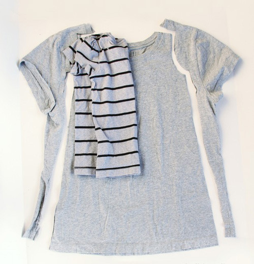 Dùng áo phông cũ của bé để làm mẫu đo trên áo phông của mẹ. Đo theo chiều dài phần vai, phần tay áo bạn cắt sát nách. Phần thân áo bạn bắt đầu cắt từ nách áo xuống và mở rộng sang 2 bên góc của tà áo theo tạo hình chữ A. Dùng áo phông cũ của bé để làm mẫu đo trên áo phông của mẹ. Đo theo chiều dài phần vai, phần tay áo bạn cắt sát nách. Phần thân áo bạn bắt đầu cắt từ nách áo xuống và mở rộng sang 2 bên góc của tà áo theo tạo hình chữ A.