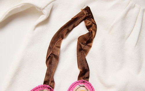 Khâu cố định 2 dây giày. Khâu cố định 2 dây giày.