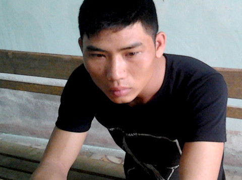 Nguyễn Tất Long tại trụ sở công an. Ảnh: Phương Việt.