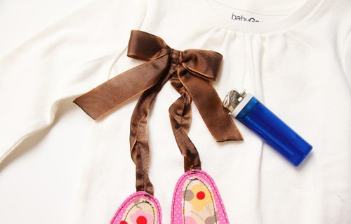 Cuối cùng, bạn thắt dây ruy băng thành chiếc nơ và khâu cố định trên vị trí 2 đầu dây giày. Bạn đừng quên hơ lửa 2 đầu dây ruy băng chiếc nơ để không bị tưa vải nhé. Cuối cùng, bạn thắt dây ruy băng thành chiếc nơ và khâu cố định trên vị trí 2 đầu dây giày. Bạn đừng quên hơ lửa 2 đầu dây ruy băng chiếc nơ để không bị tưa vải nhé.