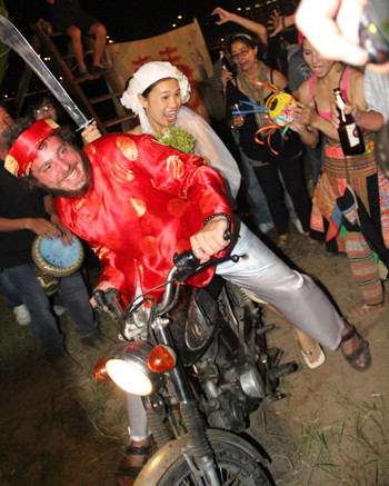 Chú rể rước dâu bằng xe máy giữa cánh đồng hoang. Ảnh: Thi Trân. Chú rể rước dâu bằng xe máy giữa cánh đồng hoang. Ảnh: Thi Trân.