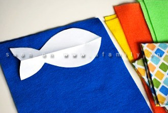 Đặt mẫu 1 (hình con cá) lên vải dạ 1 màu, cắt theo hai miếng giống nhau như vậy cho mỗi con cá. XEM THÊM CÁCH LÀM YẾM ĂN CHO BÉ Đặt mẫu 1 (hình con cá) lên vải dạ 1 màu, cắt theo hai miếng giống nhau như vậy cho mỗi con cá. XEM THÊM CÁCH LÀM YẾM ĂN CHO BÉ