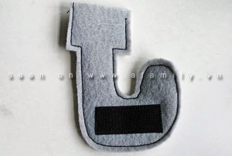 Đặt hai miếng lưỡi câu trùng khít nhau rồi may viền bao quanh, chừa lại một đường trên cùng để còn nhồi bông. Đặt hai miếng lưỡi câu trùng khít nhau rồi may viền bao quanh, chừa lại một đường trên cùng để còn nhồi bông.