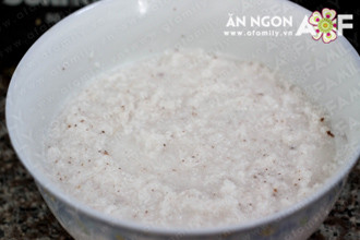 Cho dừa nạo vào bát tô, thêm 200 ml nước lọc, bóp mạnh tay, vắt lấy nước để riêng. XEM THÊM CÁCH LÀM VÁY XINH CHO BÉ TỪ ÁO PHÔNG CŨ