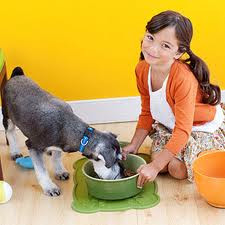 Các mẹ nên dạy con cách làm việc nhà phù hợp theo lứa tuổi