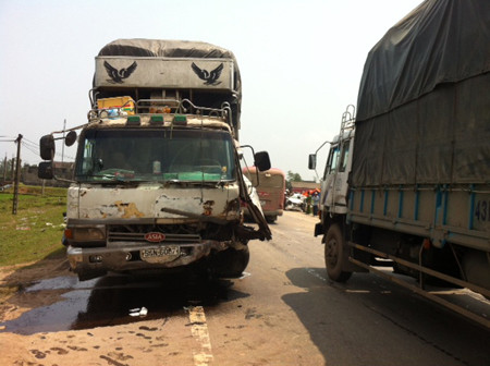 Đầu xe tải bẹp dí sau vụ tông trực diện