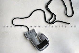 Cắt một đoạn len hoặc sợi để làm dây câu, đút một đầu dây vào chính giữa phần trên lưỡi câu rồi may kín lưỡi câu lại, chặn hai đường may cho chắc chắn Cắt một đoạn len hoặc sợi để làm dây câu, đút một đầu dây vào chính giữa phần trên lưỡi câu rồi may kín lưỡi câu lại, chặn hai đường may cho chắc chắn