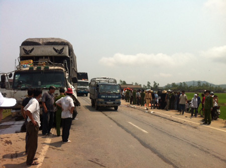 Lực lượng CSGT Công an Hà Tĩnh, Công an huyện Kỳ Anh có mặt tại hiện trường giải tỏa ách tắc giao thông, lập biên bản hiện trường phục vụ công tác điều tra