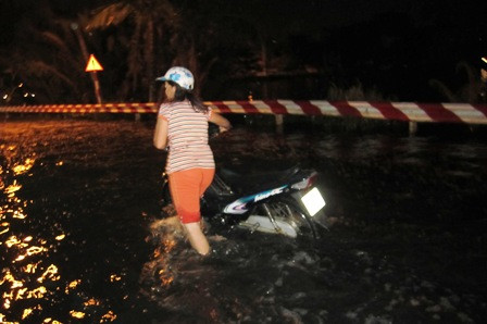 Nước triều cường dâng cao khiến nhiều đoạn đường biến thành “sông” Nước triều cường dâng cao khiến nhiều đoạn đường biến thành “sông”