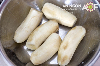 Chuối lột sạch vỏ. XEM THÊM CÁCH BIẾN VÁY CŨ THÀNH BỘ ĐỒ MỚI ĐÁNG YÊU CHO BÉ