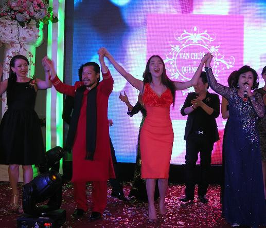 Trước khi bay ra nước ngoài 3 ngày, bà Hiền (áo dài xanh) vui đám cưới con tại Cần Thơ