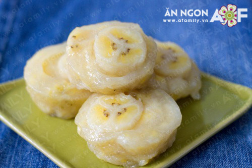 Đợi bánh nguội bạn lấy ra đĩa, ăn bánh với nước cốt dừa, rắc chút ít mè rang lên trên mặt bánh ăn kèm nhé!