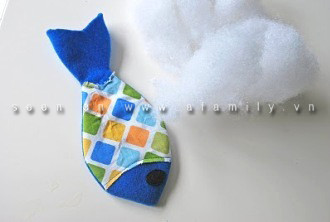 Nhồi bông vào từ phần ngoài cùng của đuôi cá. Nhồi bông vào từ phần ngoài cùng của đuôi cá.