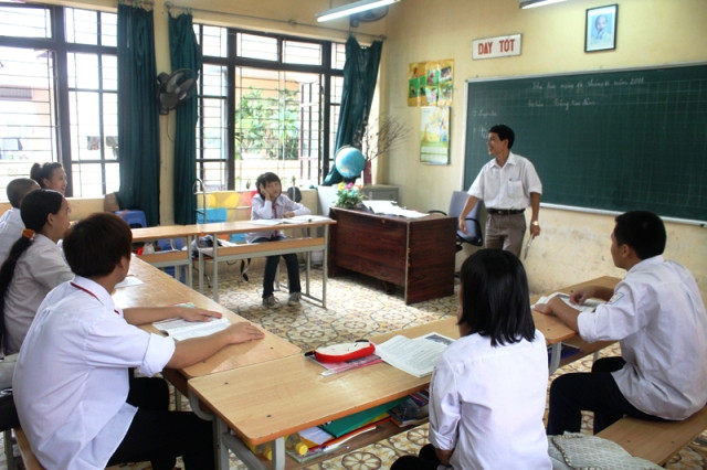 Trường có 400 học sinh, trong đó hơn 200 em khiếm thính, nên việc bố trí lớp học cũng đặc biệt hơn. Trường có 400 học sinh, trong đó hơn 200 em khiếm thính, nên việc bố trí lớp học cũng đặc biệt hơn.