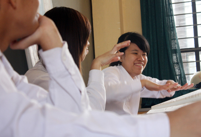 Cũng như lớp học bình thường khác, các em ở lớp học đặc biệt này trao đổi bài giảng rất sôi nổi, bằng cách rất đặc biệt của mình. Cũng như lớp học bình thường khác, các em ở lớp học đặc biệt này trao đổi bài giảng rất sôi nổi, bằng cách rất đặc biệt của mình.