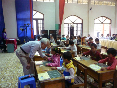 GS.TS khoa học Hồ Ngọc Đại kiểm tra, hướng dẫn các học sinh trong giờ học Tiếng Việt Công nghệ GS.TS khoa học Hồ Ngọc Đại kiểm tra, hướng dẫn các học sinh trong giờ học Tiếng Việt Công nghệ