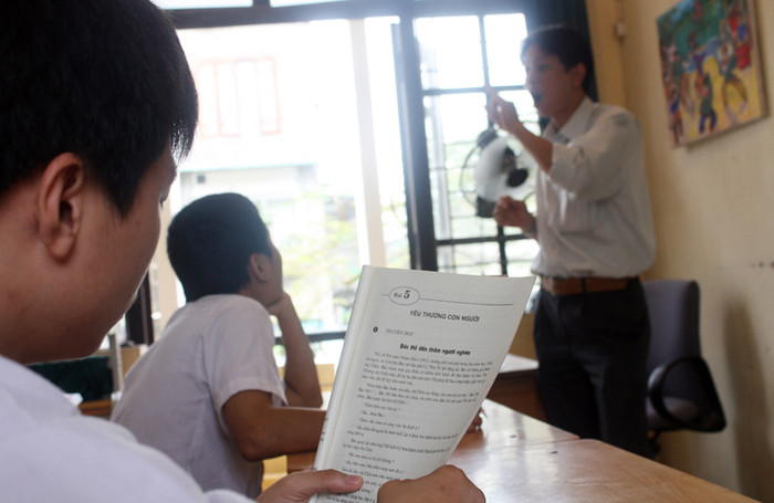 Việc giao tiếp đã khó khăn, nhưng giảng dạy còn gặp khó khăn hơn nhiều vì giáo trình các em học là giáo trình chung của Bộ. Tuy nhiên, đã được giảm bớt nội dung. Việc giao tiếp đã khó khăn, nhưng giảng dạy còn gặp khó khăn hơn nhiều vì giáo trình các em học là giáo trình chung của Bộ. Tuy nhiên, đã được giảm bớt nội dung.