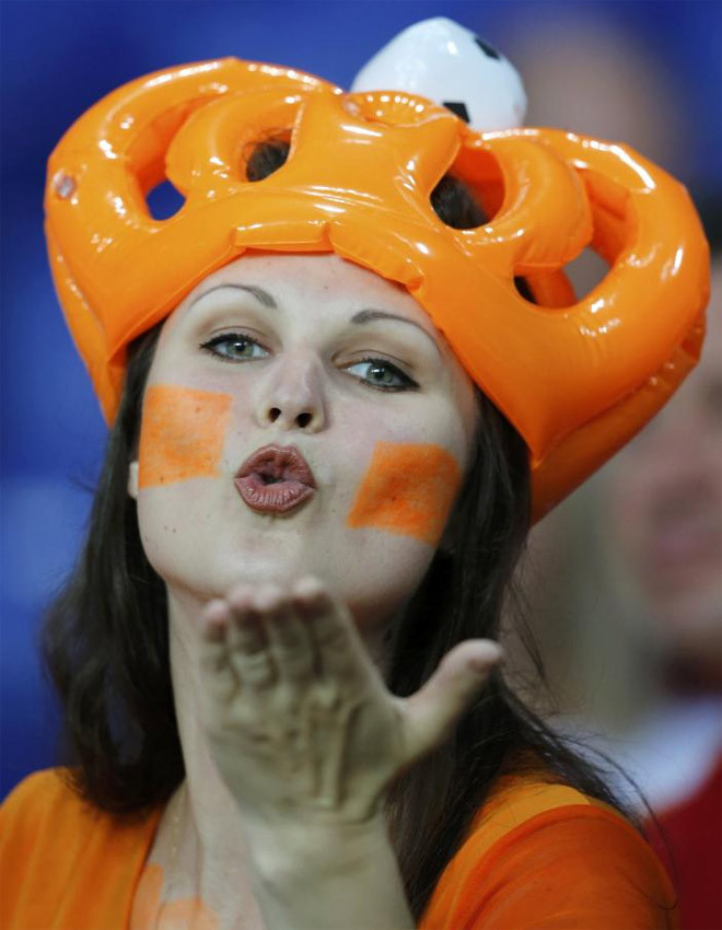 Vẻ đẹp của CĐV làm nóng trận đấu.