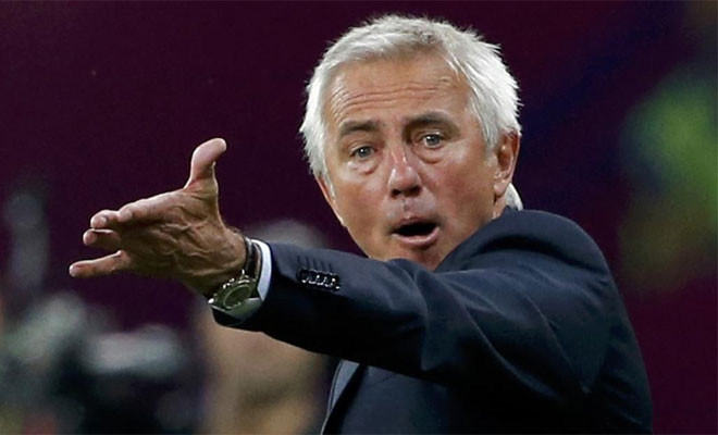 Ánh mắt bất lực của HLV Hà Lan.