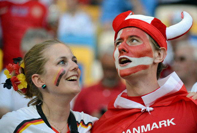 CĐV của hai đội chờ đợi một kết quả bất ngờ.