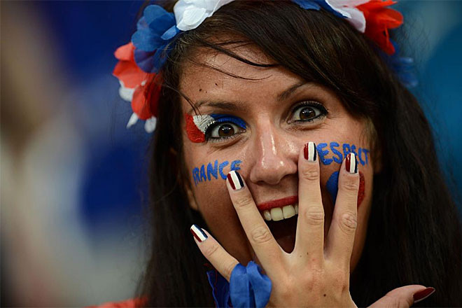 Một nữ CĐV xinh đẹp đến cỗ vũ cho hai đội.