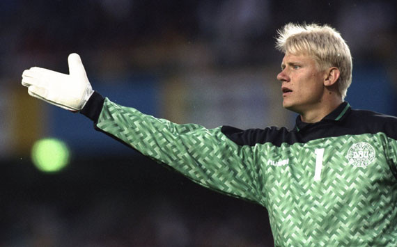 Ở vòng bán kết Euro 1992, Peter Schmeichel đã cản phá thành công quả đá 11m của Marco van Basten, qua đó đưa Đan Mạch vào trận chung kết và sau đó lên ngôi vô địch.