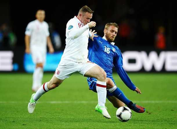 Rooney tả xung hữu đột. Rooney tả xung hữu đột.