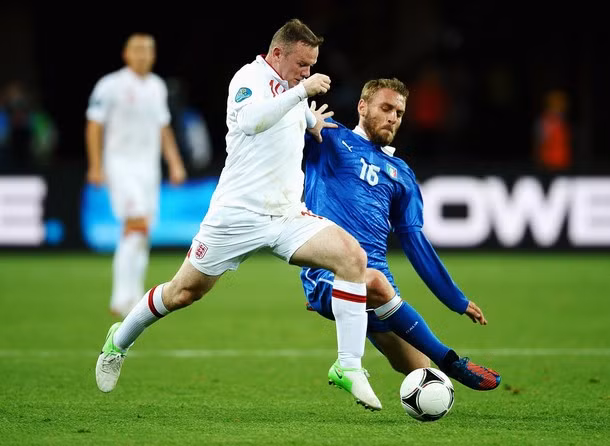 Rooney tả xung hữu đột.