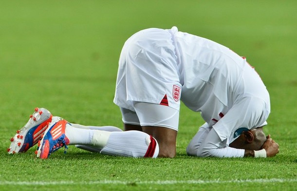 Nhưng A.Young đá trượt. Nhưng A.Young đá trượt.