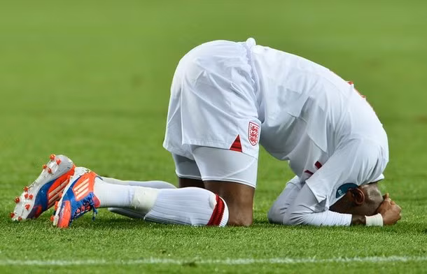 Nhưng A.Young đá trượt.