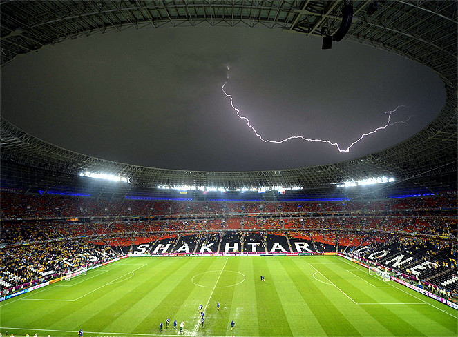 Ánh chớp xuất hiện trước trận đấu giữa Pháp và Ukraine.