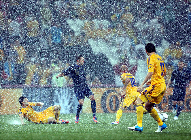 Đang thi đấu thì trời đổ mưa.