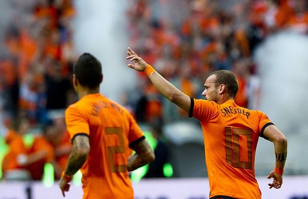 Tiền vệ đang chơi cho Inter ghi bàn.