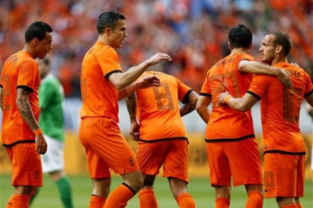 Van Persie tỏa sáng cùng đồng đội với một cú đúp.