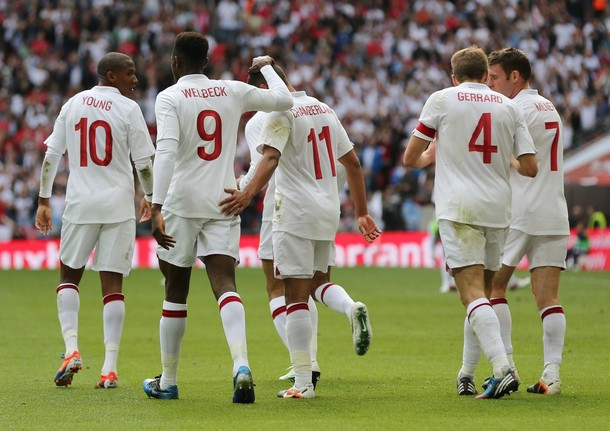 Các đồng đội chúc mừng anh.