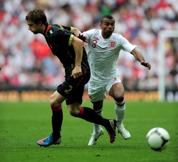 A.Cole chơi đầy xông xáo.