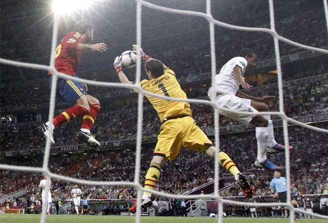 Casillas trổ tài bắt bóng.