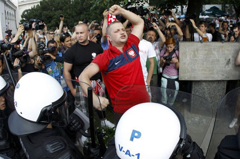 Những hình ảnh không đáng có ở VCK EURO 2012. Những hình ảnh không đáng có ở VCK EURO 2012.