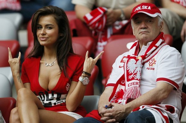 Một nữ CĐV quá gợi cảm.