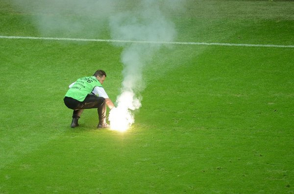 Pháo sáng xuống sân.