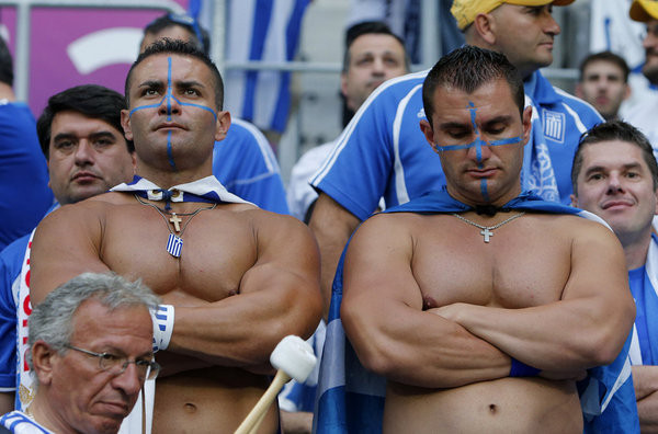 CĐV Hy Lạp khoe cơ thể.